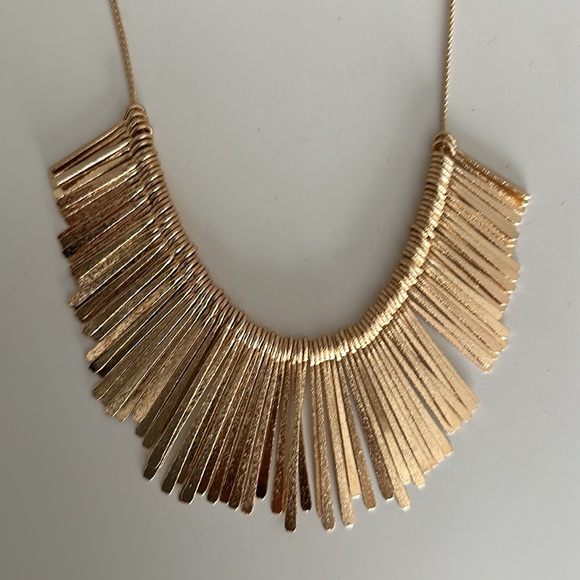 Francesca’s faux gold statement necklace - Picture 2 of 3